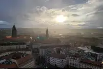 Regen und Sonnenschein: besondere Lichtstimmung �ber der Dresdner Altstadt, als die Sonnenstrahlen durch die Wolkendecke scheinen. Markant sind dabei die Spitze des Rathauses und der Kreuzkirche. Im rechten Bildteil, auf dem Altmarkt, findet der Striezelmarkt statt.
Aufgenommen von der 67 Meter hohen Kuppel der Frauenkirche.

🕓 22.12.2024 | 14:50 Uhr