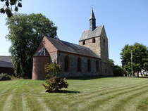 Fleetmark, evangelische Kirche, Feldsteinkirche aus dem 12. Jahrhundert, Querturm 13. Jahrhundert (13.08.2025)