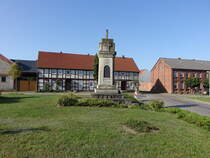 Gssefeld, Kriegerdenkmal und Huser in der Kirchstrae (13.08.2025)