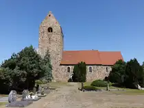 Kleinau, evangelische St. Jakobus Kirche, Feldsteinkirche mit Westturm, erbaut im 12. Jahrhundert (13.08.2025)
