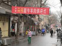 Jenseits der groen Straen findet man schne Stadtviertel. Auf den Straen ist immer was los. April 2006