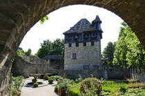 Ungersheim, ECO-Museum, Wehr-oder Turmhaus der ehemaligen Stadtmauer von Mlhausen(Mulhouse) aus dem 12.-13.Jahrhundert, 1983 abgebaut und ins Museum versetzt, davor ein mittelalterlicher Ziergarten, Mai 2025