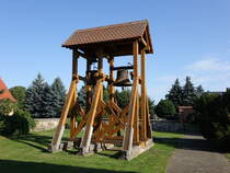 Vietzen, hlzerner Glockenstuhl an der evangelische Kirche (13.08.2025)