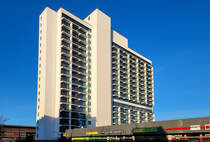 Eines der fnf markanten, sogenannten  Scheibenhochhuser  in Halle-Neustadt: die  Scheibe A . Dieses Gebude wurde erst Anfang der 2020er-Jahre komplett saniert und dient seitdem als Verwaltungsgebude der Stadt Halle (Saale). Von den anderen Husern ist nur die  Scheibe D  saniert, die Gebude B, C und E verkmmern leider seit etlichen Jahren.

🕓 31.12.2024 | 9:36 Uhr