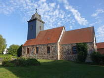 Wernstedt, evangelische Kirche, romanische Feldsteinkirche, umgestaltet im 18. Jahrhundert durch den preuischen Hofbaumeister Friedrich Wilhelm Diterichs (13.08.2025)