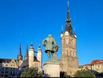 Wahrzeichen von Halle (Saale): die Marktkirche Unser Lieben Frauen, der Rote Turm und das Denkmal von Komponist Georg Friedrich H�ndel, der zu den T�rmen schaut.

🕓 19.2.2025 | 8:21 Uhr
