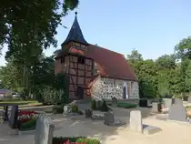 Buchwitz, evangelische Kirche, sp�tgotischer Feldsteinbau mit einem Fachwerkturm von 1780 (14.08.2025)