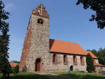 Kuhfelde, evangelische Kirche, Feldsteinkirche aus dem 13. Jahrhundert (14.08.2025)