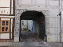 Salzwedel, Adam und Eva Tor in der Schmiedestrae, Holzportal mit den im Paradiesgarten stehenden Relieffiguren von Adam und Eva, erbaut 1534 (14.08.2025)