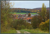Blick nach Drnberg mit der mittelalterlichen Kirche im Ortszentrum. (01.11.2025)