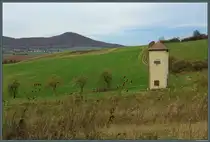 An einem Feldweg bei D�rnberg steht ein ehemaliger Transformatorenturm. (01.11.2025)
