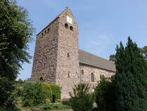 Bebertal, evangelische St. Jacobi Kirche, sptromanischer Westturm, Kirchenschiff erbaut 1696 (15.08.2025) 