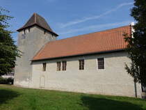 Hrsingen, evangelische St. Stephanus Kirche, erbaut im 12. Jahrhundert, rechteckiger Putzbau mit einem Westquerturm,  Kirchenschiff 1683 nach Osten erweitert (15.08.2025)