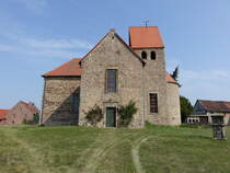 Ivenrode, evangelische St. Salvator Kirche, kreuzfrmiger einschiffiger Bruchsteinbau mit Chorturm aus dem 13. Jahrhundert (15.08.2025)