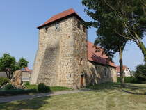 Morsleben, evangelische St. Petrus Kirche, Saalbau aus Bruchsteinen, erbaut im 12. Jahrhundert, Kirchenschiff erweitert 1489  (15.08.2025)