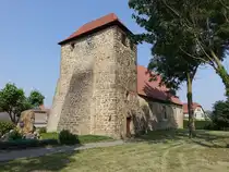 Morsleben, evangelische St. Petrus Kirche, Saalbau aus Bruchsteinen, erbaut im 12. Jahrhundert, Kirchenschiff erweitert 1489  (15.08.2025)