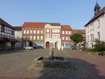 Oebisfelde, Brunnen und H�user am Marktplatz (15.08.2025)