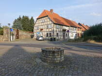 Oebisfelde, Brunnen und Fachwerkhuser in der Lange Strae (15.08.2025)