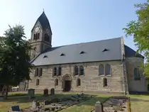 Walbeck, evangelische Kirche, neuromanische Sandsteinkirche, erbaut im 19. Jahrhundert (15.08.2025)