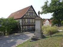 Walbeck, Kriegerdenkmal und Fachwerkhaus in der Kirchstrae (15.08.2025)