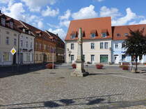 Ortrand, kurs�chsischen Postdistanzs�ule und H�user am Markt (06.09.2025)