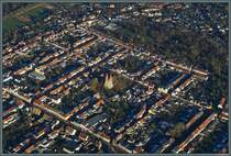 Luftaufnahme der Stadt Aken mit der Nikolaikirche im Zentrum. Gut f�llt hier der weitgehend rechteckige Stadtgrundriss auf. (23.11.2025)