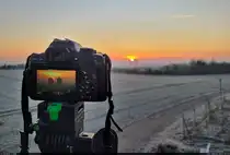 Bei der Arbeit: Schnappschuss w�hrend einer Video-Aufnahme vom Granauer Berg in Halle (Saale), die sp�ter den Sonnenaufgang �ber Halle-Neustadt im Zeitraffer darstellen soll.

🕓 4.2.2025 | 7:51 Uhr
