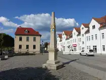 Baruth/Mark, kurs�chsische Postmeilens�ule und H�user am Markt (08.09.2025)