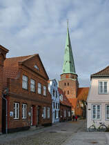 Ein Spaziergang durch Travem�nde, im Hintergrund die im 16. Jahrhundert im sp�tgotische Backsteinstil errichtet evangelisch-lutherische Kirche St.-Lorenz. (November 2025)