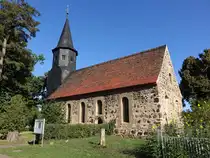 Knippelsdorf, evangelische Kirche, Feldsteinkirche aus dem 13. Jahrhundert, Westturm mit Spitzhelm von 1846 (08.09.2025)
