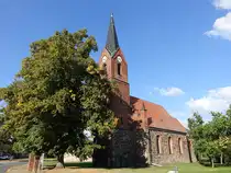 Petkus, evangelische Kirche, Feldsteinkirche aus dem 13. Jahrhundert, Westturm 16. Jahrhundert (08.09.2025)