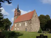 Sernow, evangelische Kirche, Feldsteinkirche aus dem 14. Jahrhundert (09.09.2025)