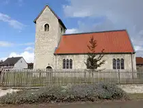 Hachum, evangelische St. Nikolaus Kirche, erbaut 1333 aus Mauersteinen des Elmkalksteins und Erkeroder Trochitenkalk (12.09.2025)