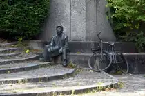 FLENSBURG, 03.09.2023, sch�ne Skulptur an der Postbank-Filiale in der Bahnhofstra�e