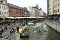 AARHUS (Midtjylland), 03.09.2023, Blick auf den �boulevard, der Flusspromenade an der Aarhus �, einem regulierten Wasserlauf