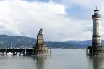LINDAU/Bodensee (Landkreis Lindau/Bodensee), 23.04.2025, die Hafeneinfahrt wird begrenzt vom neuen Leuchtturm von 1856 auf der Westseite und von der Statue des Bayerischen L�wen auf der Ostseite