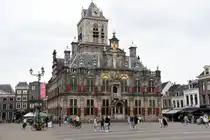 DELFT (Zuid-Holland), 01.06.2025, Blick vom Marktplatz auf das Stadhuis, dem Rathaus von Delft