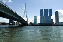 ROTTERDAM (Zuid-Holland), 02.06.2025, Blick vom Flussufer der Nieuwe Maas auf Erasmusbr�cke und den gegen�berliegenden Geb�udekomplex De Rotterdam