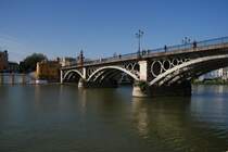 SEVILLA (Provincia de Sevilla), 25.02.2008, am Rio Guadalquivir mit Blick auf die Brcke Isabel II