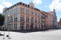 GREIFSWALD (Landkreis Vorpommern-Greifswald), 04.07.2025, sehr sch�n restauriertes Geb�ude am Rande des Marktplatzes