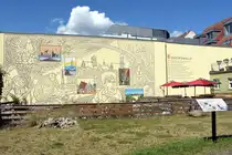 GREIFSWALD (Landkreis Vorpommern-Greifswald), 04.07.2025, Daten zur Stadtgeschichte an einer Geb�udewand in der Lappstra�e