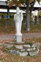 RADOLFZELL am Bodensee (Landkreis Konstanz), 16.10.2025, Ratoldus-Statue zwischen Bahnhof und See; eigentlich Ratold von Verona, war dort von 803 bis 840 der 40. Bischof des Bistums, gilt als Gr�nder Radolfzells und lebte seit 834 �berwiegend dort