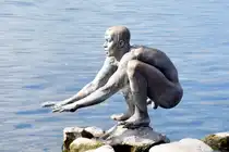 RADOLFZELL am Bodensee (Landkreis Konstanz), 16.10.2025, das Kunstwerk  El Ni�o  des Bildhauers Ubbo Enninga im Wasser bei der Hafenmole, je h�her der Wasserstand, desto weniger sieht man vom Kunstwerk