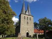 Volksmarsdorf, evangelische St. Servatius Kirche, erbaut 1847 im neugotischen Stil, Westwerk erbaut 1896 (14.09.2025)