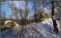 Die Heinrichsburg bei M�gdesprung ist eine wahrscheinlich aus dem 13. Jahrhundert stammende Burgruine, von der neben einzelnen Mauerresten auch Teile des Bergfriedes (rechts im Bild) erhalten geblieben sind. Am 04.01.2026 pr�sentiert sich die Anlage tief verschneit.