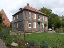 Isenhagen, Pfarrhaus in der Dom�nenstra�e, zweigeschossiger Fachwerkbau mit Walmdach, erbaut im 18. Jahrhundert (17.09.2025)