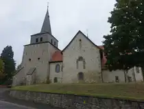 L�hnde, evangelische St. Martin Kirche, romanische kreuzf�rmige Bruchsteinkirche, erbaut im 12. Jahrhundert (18.09.2025)