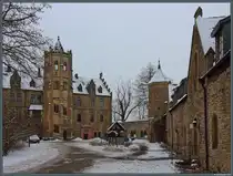 Der Innenhof des Schlosses Mansfeld wird dominiert vom Schloss Vorderort, das im 19. Jahrhundert im Neogotischen Stil umgebaut wurde. Rechts befindet sich das Bornstedtische Palais. (01.02.2026)