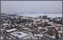 Blick vom Schloss Mansfeld auf das Zentrum der Stadt Mansfeld: Etwa mittig erhebt sich die Kirche St. Georg. Rechts daneben ist das Museum  Luthers Elternhaus  zu sehen. (01.02.2026)