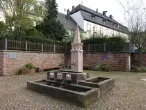 Kenn, Herrenbrunnen an der Hauptstra�e, sp�tgotischer Brunnenstock erbaut um 1500 (10.09.2025)
